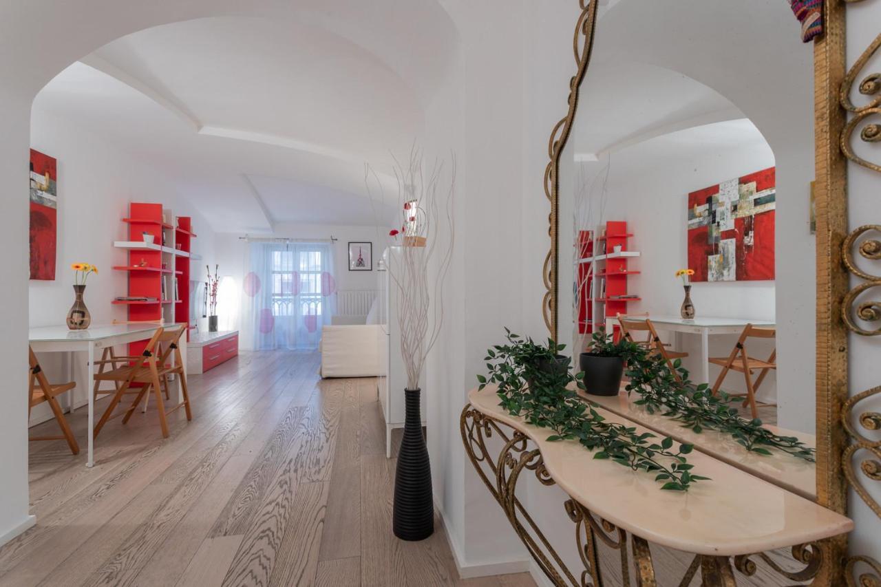 Red Studio Near Porta Nuova By Wonderful Italy Турин Екстер'єр фото